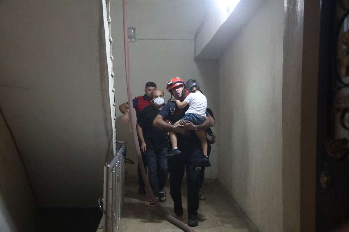 Alevler daireyi sardı, duman binaya yayıldı! 18 kişi güçlükle kurtarıldı 5